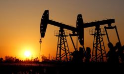 النفط يهوي بقوة لما دون الـ65 دولارا